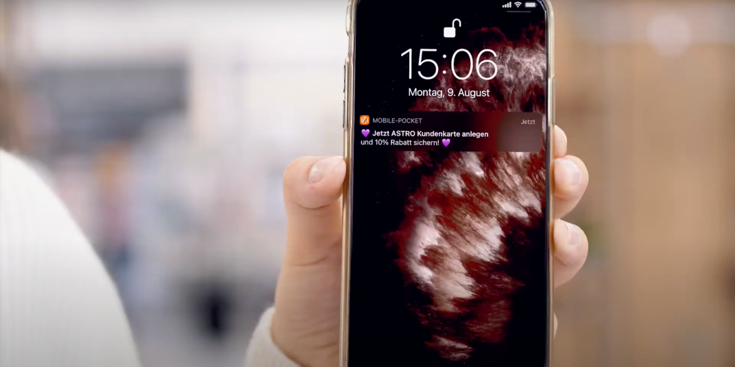 Showing a smartphone display with register for the customer loyalty programme directly in the app