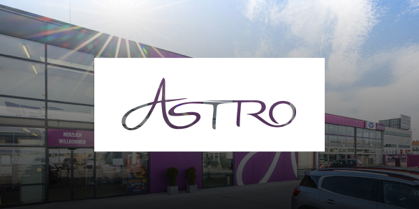 Logo vom Astro Markenhaus, im Hintergrund ein Foto einer Astro-Filiale