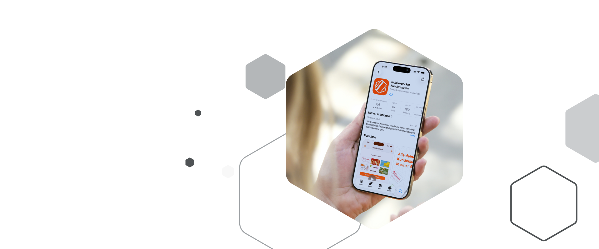 Hand mit Smartphone auf dem der Store-Screen mit der mobile-pocket Kundenkarten-App zum Download geöffnet ist