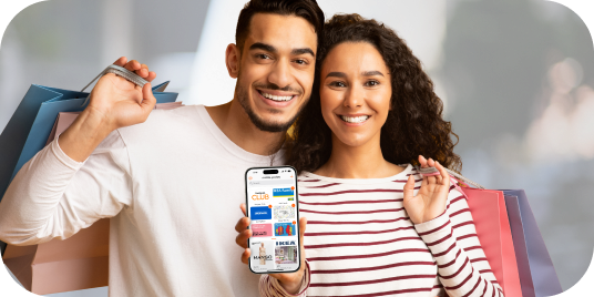 Frau und Mann mit Shoppingtaschen und der digitalen Kundenkarten-App mobile-pocket am Smartphone