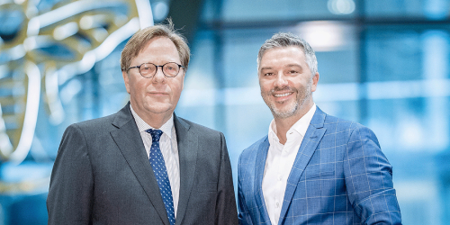 Foto von Willibald Cernko, Firmenkundenvorstand Erste Bank Österreich und Wolfgang Stockner, CEO bluesource - mobile solutions gmbh im Zuge der Integration von mobile-pocket in Telebanking Pro