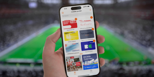 Smartphone mit Screen der mobile-pocket Kundenkarten-App und dem Gewinnspiel 