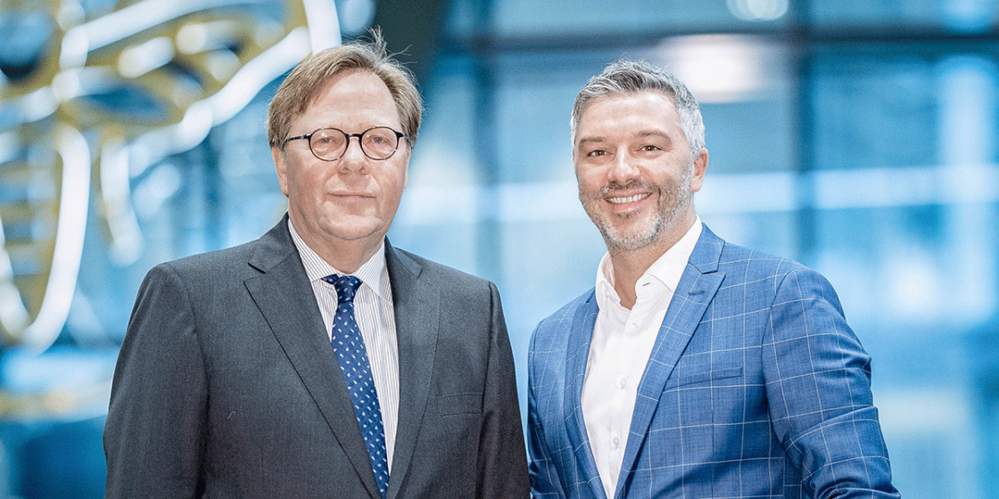 Foto von Willibald Cernko, Firmenkundenvorstand Erste Bank Österreich und Wolfgang Stockner, CEO bluesource - mobile solutions gmbh im Zuge der Integration von mobile-pocket in Telebanking Pro
