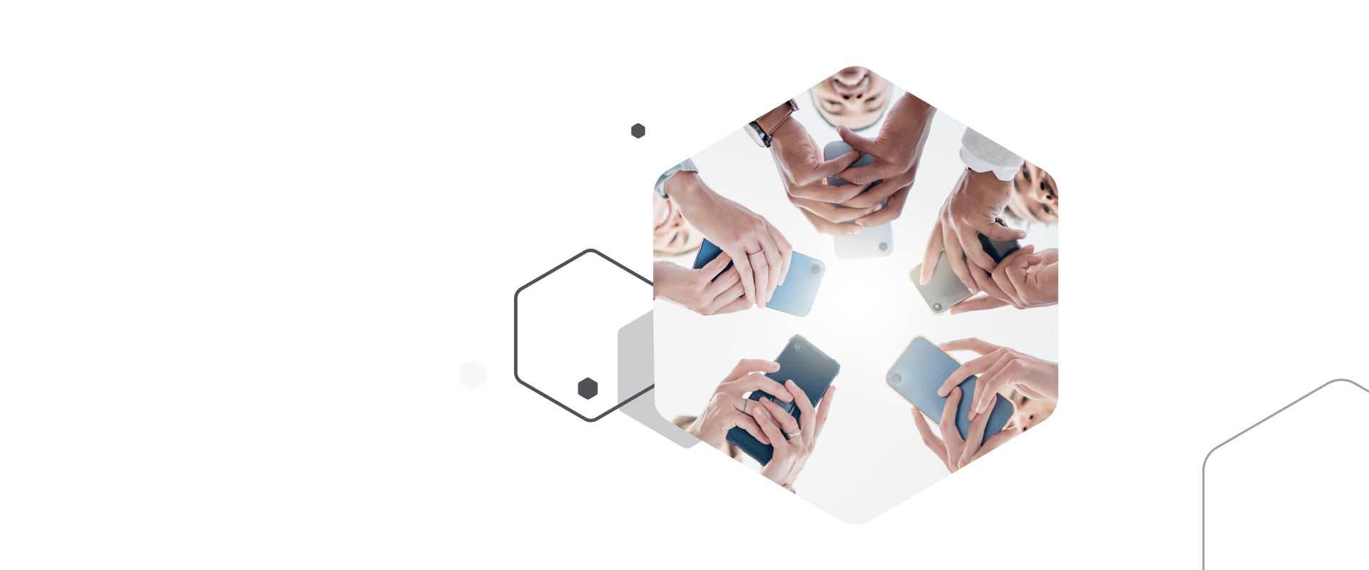 Menschen mit Smartphones im Kreis – Symbolbild für Newsletter Kundenbindung.