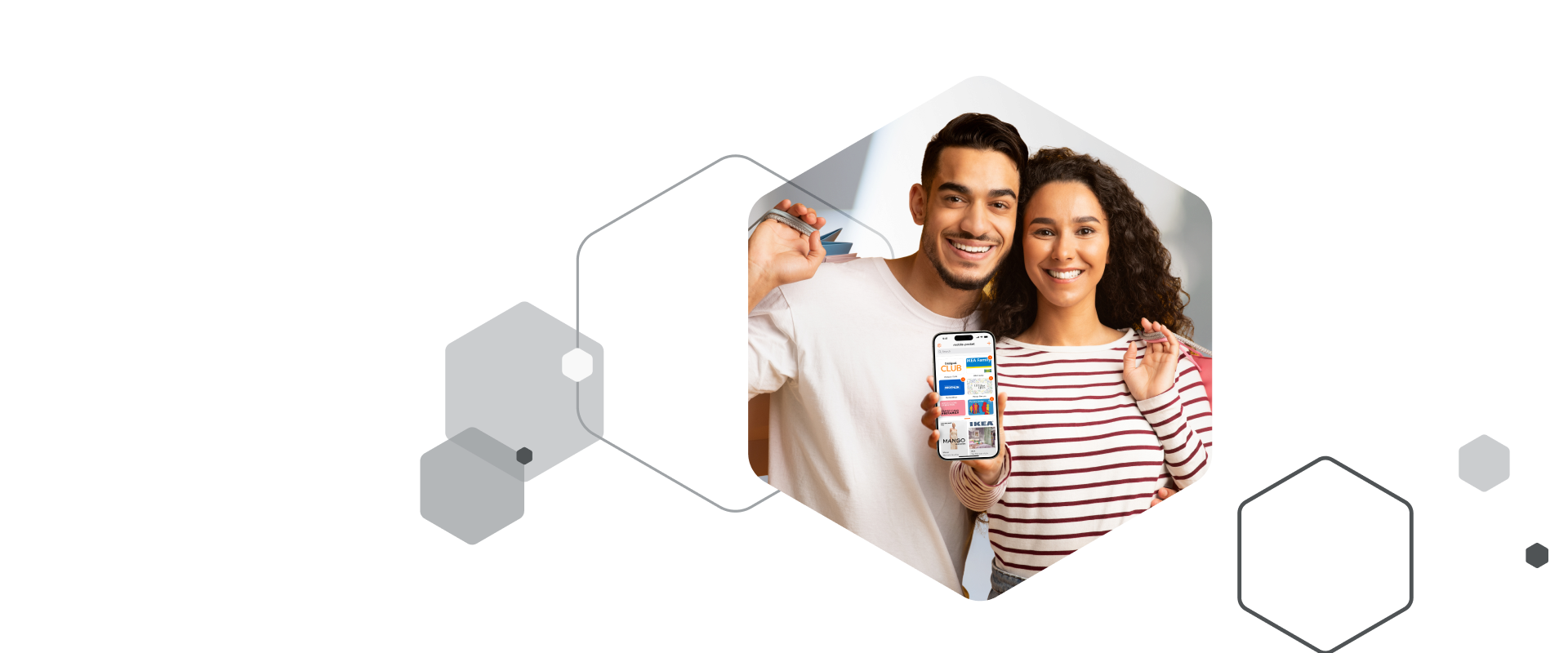 Zwei Personen mit Einkaufstaschen zeigen mobile-pocket App – Bild für den Potenzial-Check.